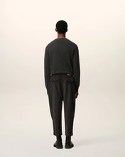 Charger l&#39;image dans la galerie, AMI Pantalon Carotte Oversize en Velours Anthracite