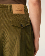 Charger l&#39;image dans la galerie, AMI Pantalon Carotte Oversize en Velours Bronze