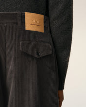 Charger l&#39;image dans la galerie, AMI Pantalon Carotte Oversize en Velours Anthracite