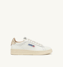 Charger l&#39;image dans la galerie, Autry Sneakers Dallas Low Leather Gold MR08