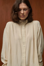 Charger l'image dans la galerie, Bellepiece Blouse Lee en Soie Latte