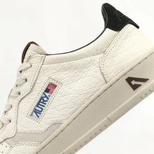Charger l'image dans la galerie, Autry Sneakers Medalist 01 Low Leather Suede Black Pinecone LE15