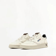 Charger l'image dans la galerie, Autry Sneakers Medalist 01 Low Leather Suede Black Pinecone LE15