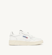 Charger l&#39;image dans la galerie, Autry Sneakers Medalist 01 Low Goat White GG04