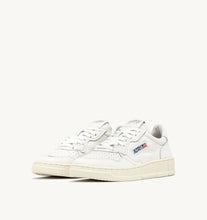 Charger l'image dans la galerie, Autry Sneakers Medalist 01 Low Leather Goat White GG04