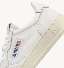 Charger l'image dans la galerie, Autry Sneakers Medalist 01 Low Leather Goat White GG04