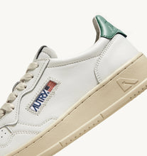Charger l&#39;image dans la galerie, Autry Sneakers Medalist 01 Low Leather Malachi LL56