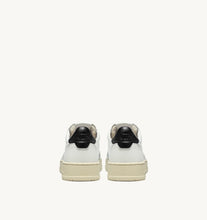Charger l'image dans la galerie, Autry Sneakers Medalist 01 Low Leather Black LL22