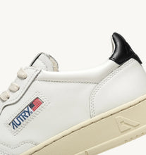 Charger l'image dans la galerie, Autry Sneakers Medalist 01 Low Leather Black LL22