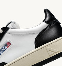 Charger l'image dans la galerie, Autry Sneakers Medalist 01 Low Leather Bicolor Black WB01