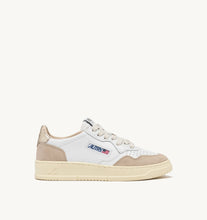 Charger l&#39;image dans la galerie, Autry Sneakers Medalist 01 Low Leather Suede Gold LS75