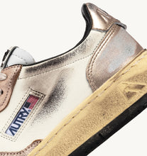 Charger l&#39;image dans la galerie, Autry Sneakers Medalist 01 Low Super Vintage SV41