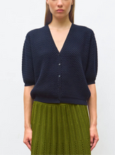 Charger l&#39;image dans la galerie, Molli Cardigan Coquillette en Maille V Nuit