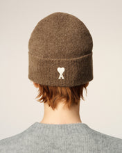Charger l'image dans la galerie, AMI Femme Bonnet Ami de Coeur en Alpaga Noisette Ecru