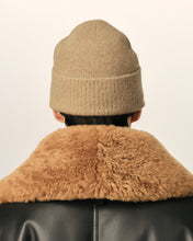 Charger l'image dans la galerie, AMI Bonnet Ami de Coeur Ecru en Alpaga Beige Mastic
