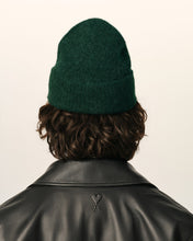 Charger l'image dans la galerie, AMI Bonnet Ami de Coeur Ecru en Alpaga Vert