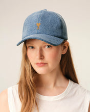 Charger l'image dans la galerie, AMI Femme Casquette Ami de coeur en Denim Bleu