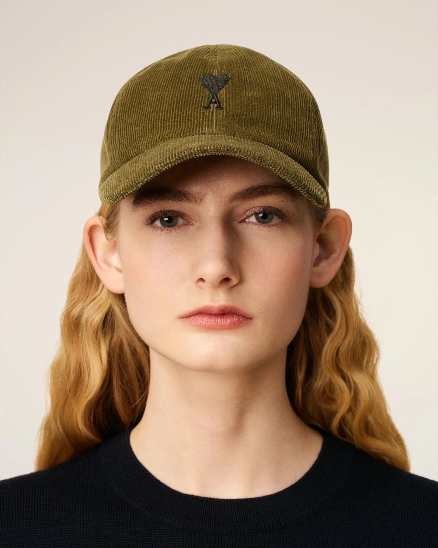 AMI Femme Casquette Ami de coeur en Velours Bronze