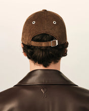 Charger l'image dans la galerie, AMI Casquette Ami de coeur en Velours Marron Chocolat