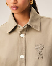 Charger l'image dans la galerie, AMI Femme Surchemise Ami de Coeur en Crochet Beige Taupe