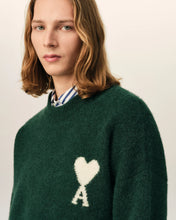 Charger l'image dans la galerie, AMI Pull Ami de Coeur en Alpaga vert Bouteille