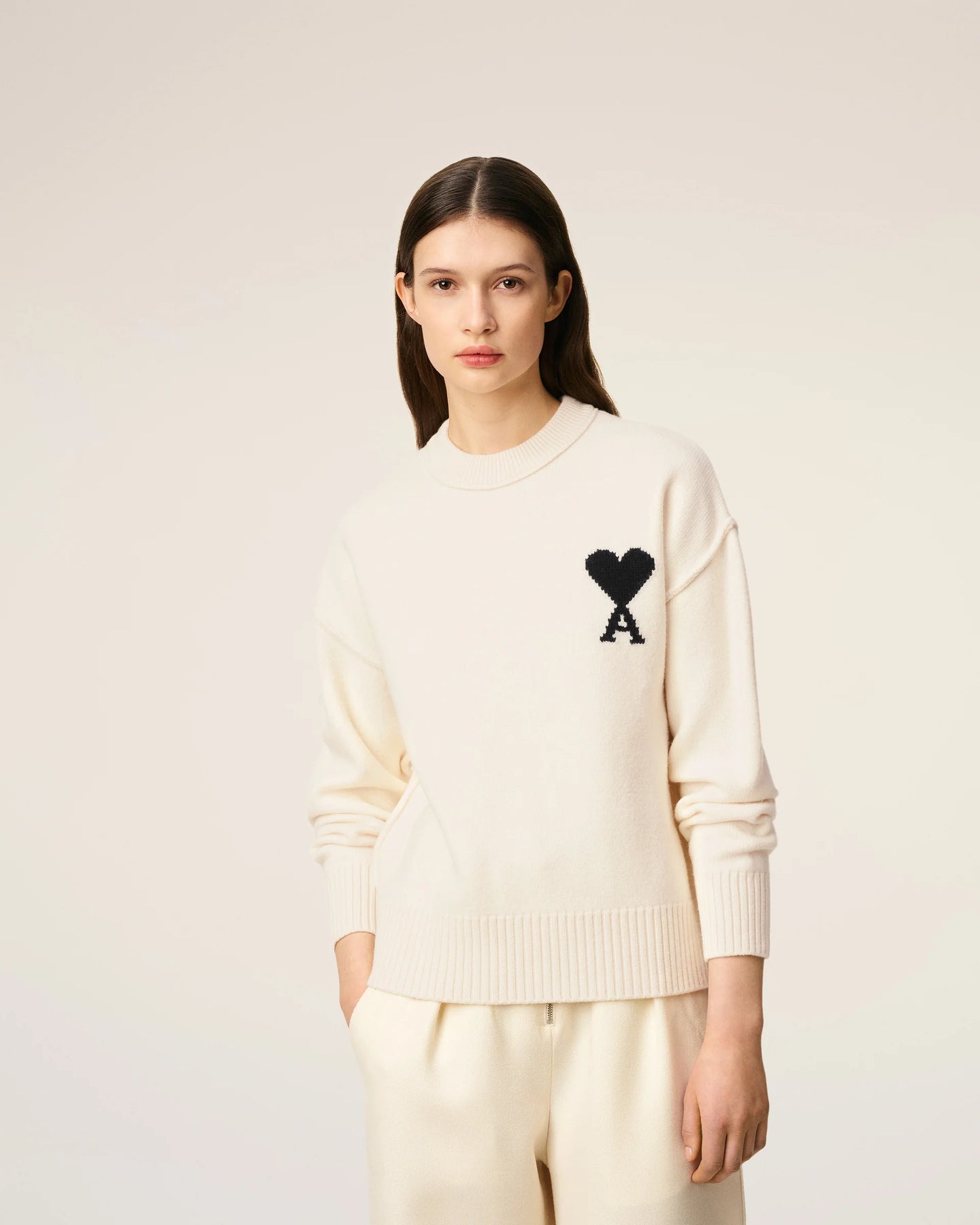 AMI Femme Pull Ami de Coeur en Laine Ecru Noir