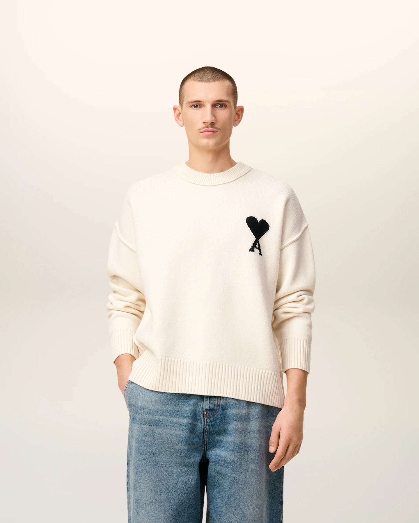 AMI Pull Ami de Coeur en Laine Ecru Noir
