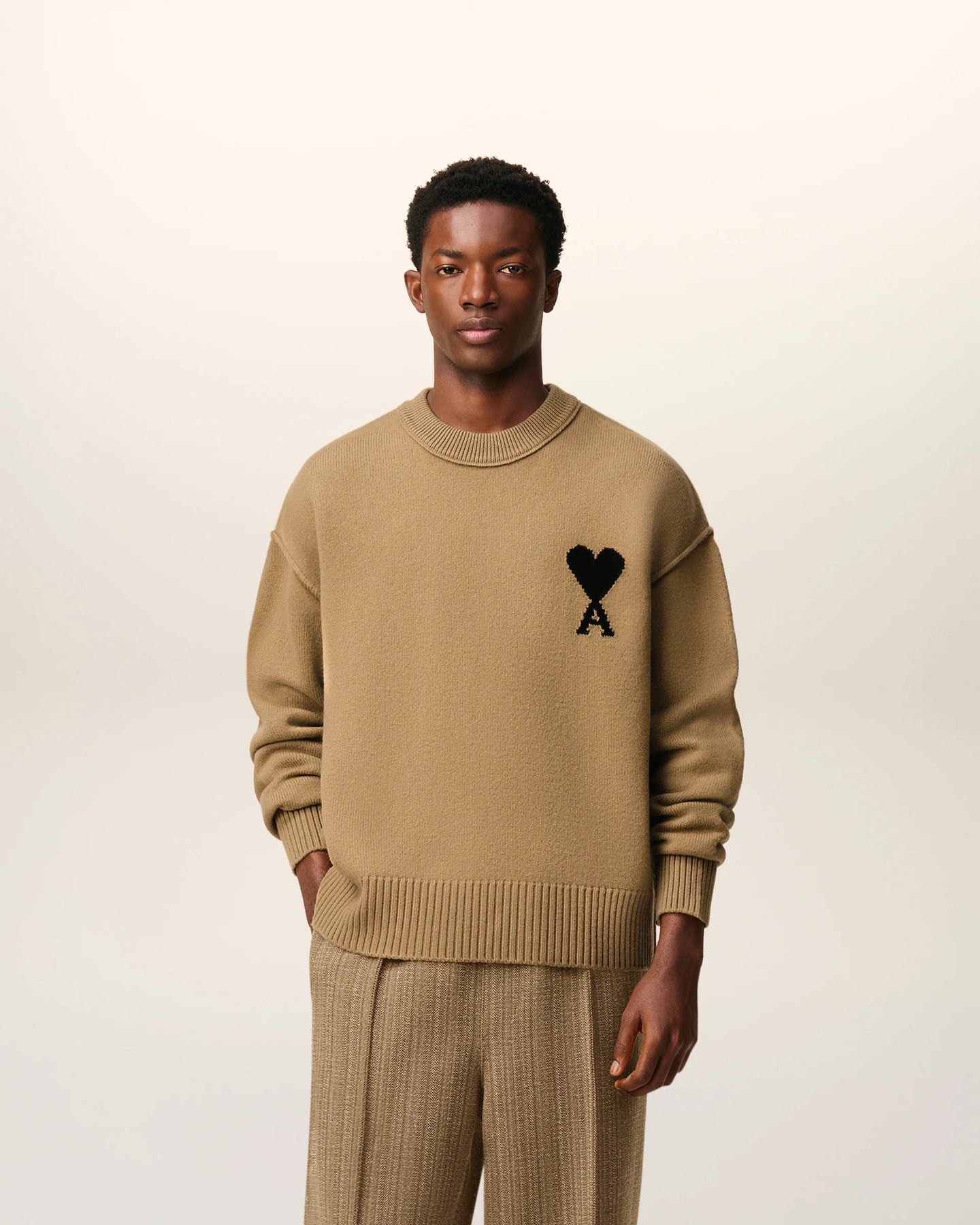 AMI Pull Ami de Coeur en Laine Camel Noir