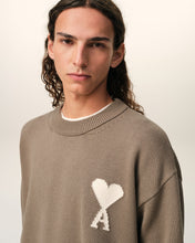 Charger l'image dans la galerie, AMI Pull Bleu Ami de Coeur Beige Taupe