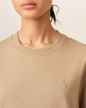 Charger l'image dans la galerie, AMI Femme T-shirt Ami de Coeur Embossé Beige Mastic