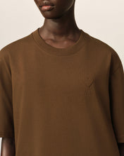 Charger l'image dans la galerie, AMI Femme T-shirt Grand Ami de Coeur Embossé Marron Chocolat