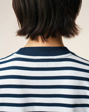 Charger l'image dans la galerie, AMI Femme T-shirt Marinière Ami de Coeur Encre Blanc