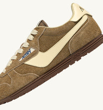 Charger l'image dans la galerie, Autry Sneakers Windspin Suede Couro Rutabaga UB40