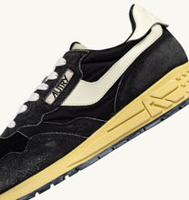 Charger l'image dans la galerie, Autry Sneakers Reelwind Low Nylon Suede Black Sugar GQ07