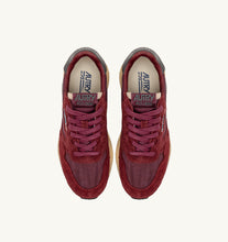 Charger l'image dans la galerie, Autry Sneakers Reelwind Low Suede Rounge Cordovan UT29