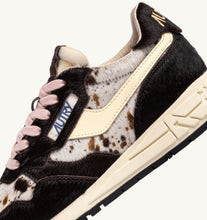 Charger l'image dans la galerie, Autry Sneakers Reelwind Low Pony Cow Brown OG01