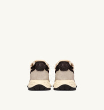 Charger l'image dans la galerie, Autry Sneakers Reelwind Low Pony Platine Brown YO01