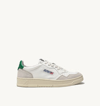 Charger l&#39;image dans la galerie, Autry Sneakers Medalist 01 Low Suede White Amazon LS23