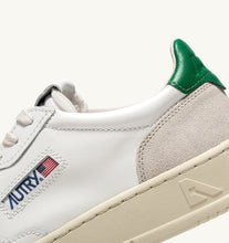 Charger l&#39;image dans la galerie, Autry Sneakers Medalist 01 Low Suede White Amazon LS23