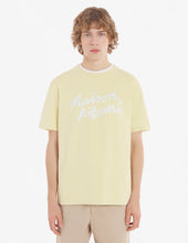 Charger l&#39;image dans la galerie, Maison Kitsuné T-shirt Oversize Handwriting Chalk yellow