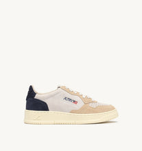 Charger l'image dans la galerie, Autry Sneakers Medalist 01 Low Leather Suede Sand Blue TS29