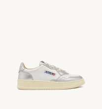 Charger l'image dans la galerie, Autry Sneakers Medalist 01 Low Leather Silver WB18