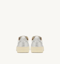 Charger l'image dans la galerie, Autry Sneakers Medalist 01 Low Leather Silver WB18