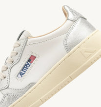 Charger l'image dans la galerie, Autry Sneakers Medalist 01 Low Leather Silver WB18