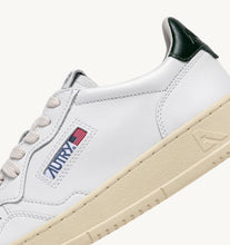 Charger l&#39;image dans la galerie, Autry Sneakers Medalist 01 Low Leather Mountain LL47