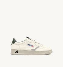 Charger l&#39;image dans la galerie, Autry Sneakers Medalist 01 Low Leather Mountain NE05