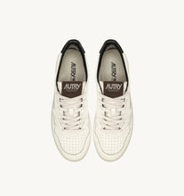 Charger l&#39;image dans la galerie, Autry Sneakers Medalist 01 Low Leather Pinecone LE15