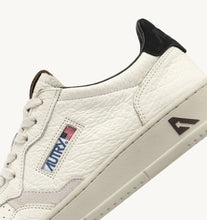 Charger l&#39;image dans la galerie, Autry Sneakers Medalist 01 Low Leather Pinecone LE15