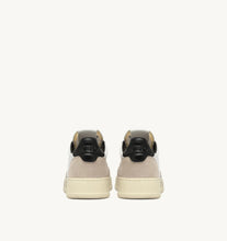 Charger l'image dans la galerie, Autry Sneakers Medalist 01 Low Suede Match Black MA04