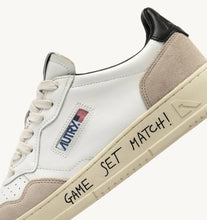 Charger l'image dans la galerie, Autry Sneakers Medalist 01 Low Suede Match Black MA04